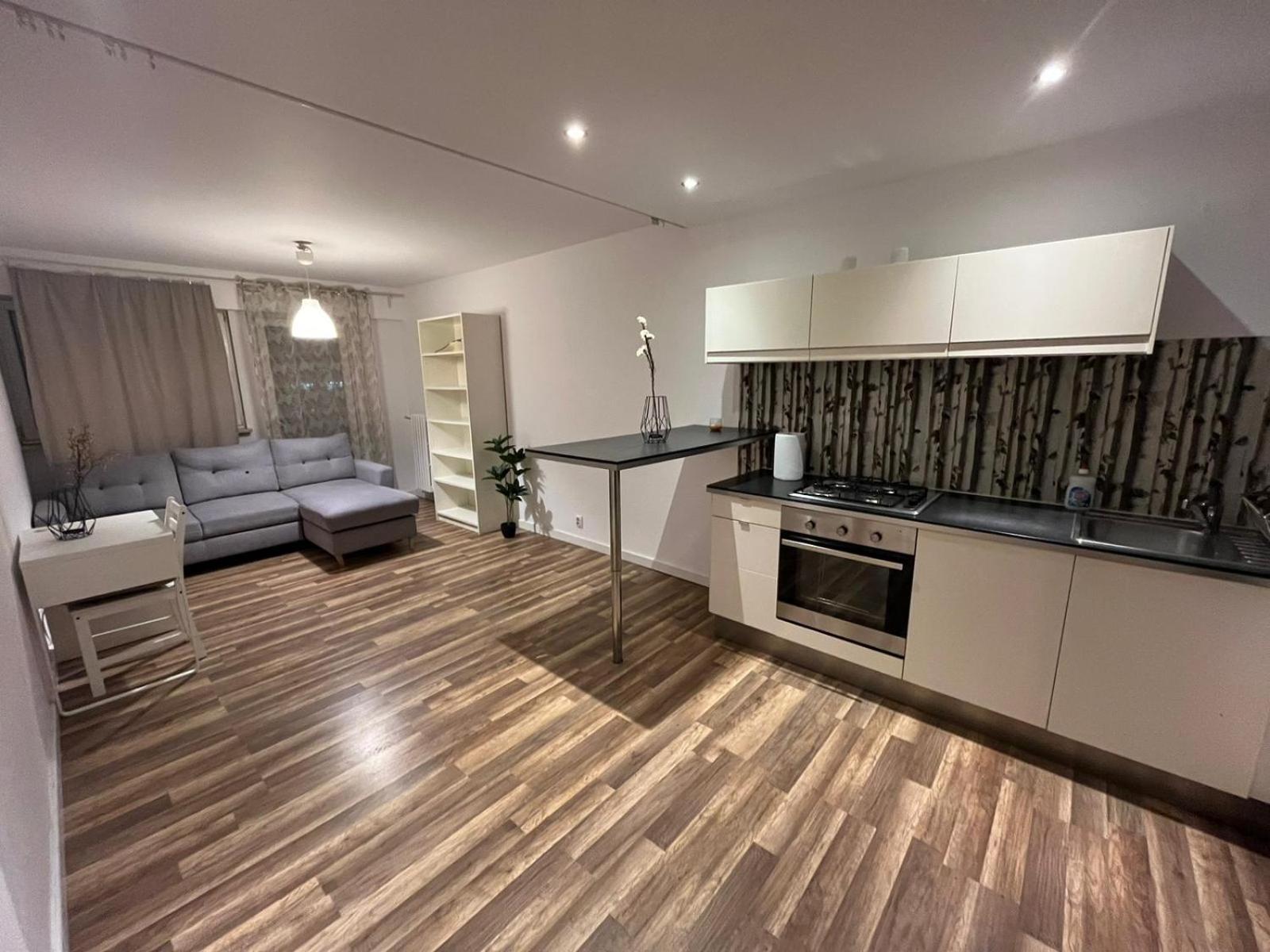 Workation, Centre, 4-5 Persons 3-4 Nights Offer, Nature Park Metro 1min , 15 Min Palac Kultury, Balcony, Quiet, Easy Parking Chroniony Warsaw