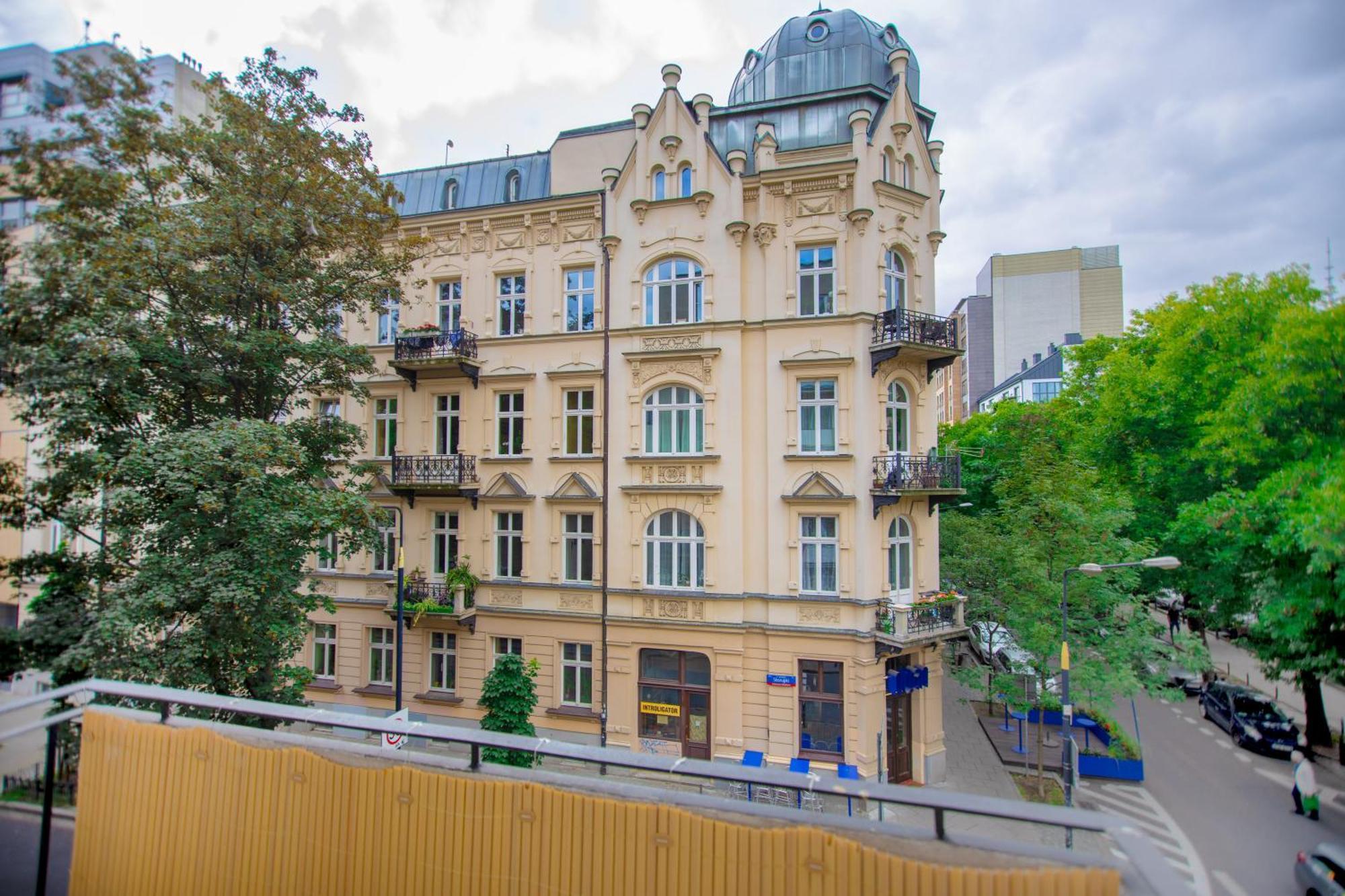 Hoza Str Apt. Great Location. Close To Everything. *