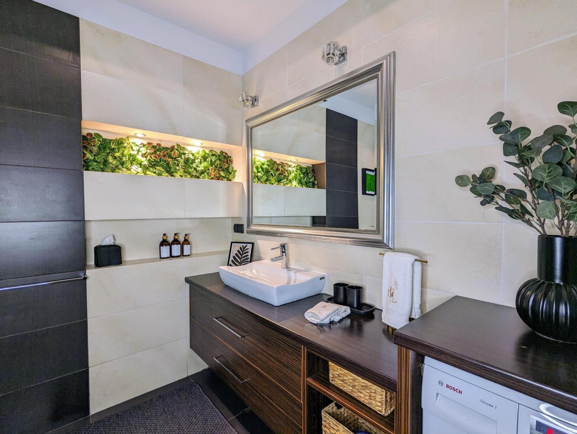 Bella Luna Luxury - Chic In Historic Square Apartment
