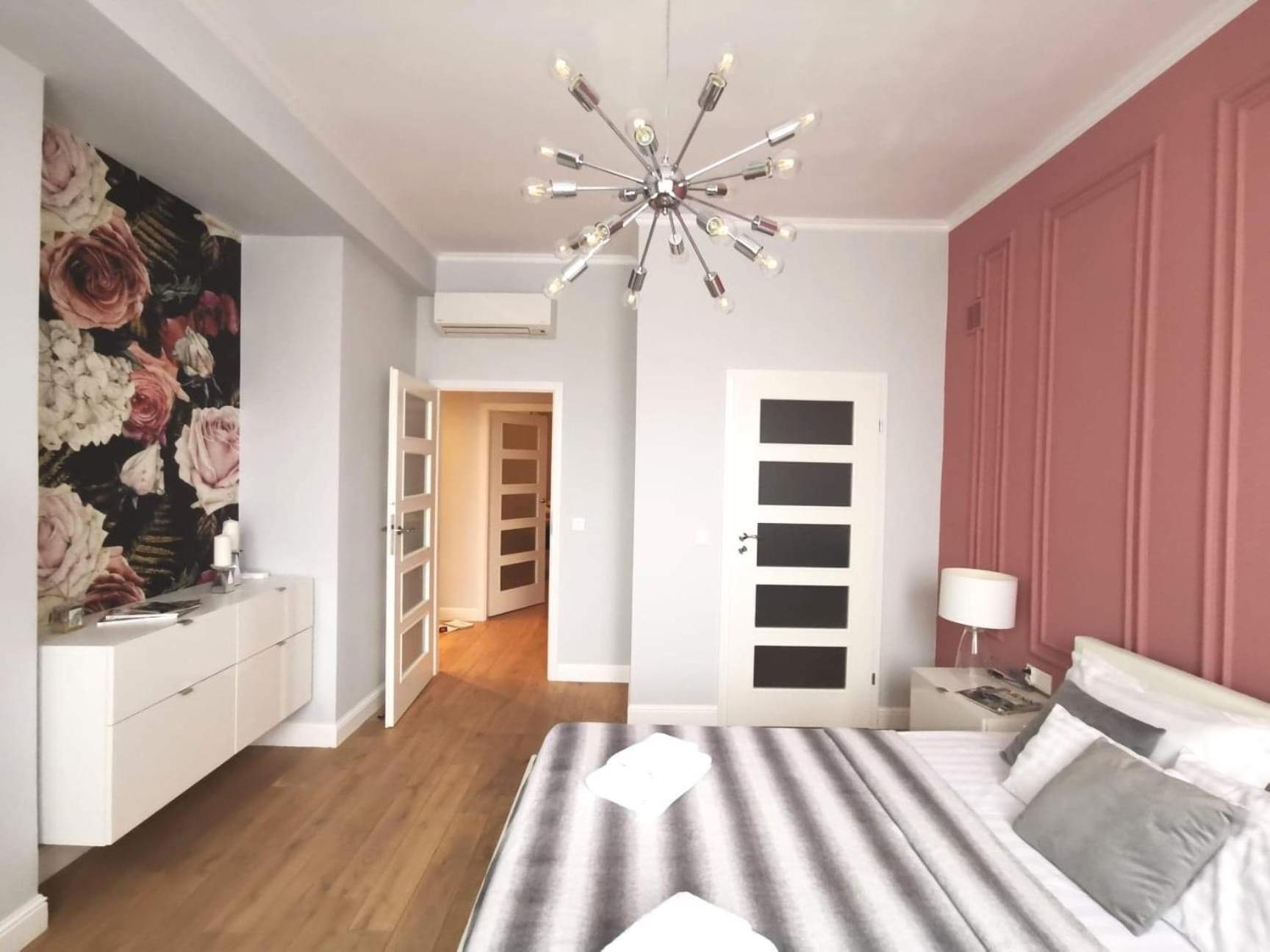 Unitapartament Delux: Elegant Center Near Zbawiciela Square Apartment