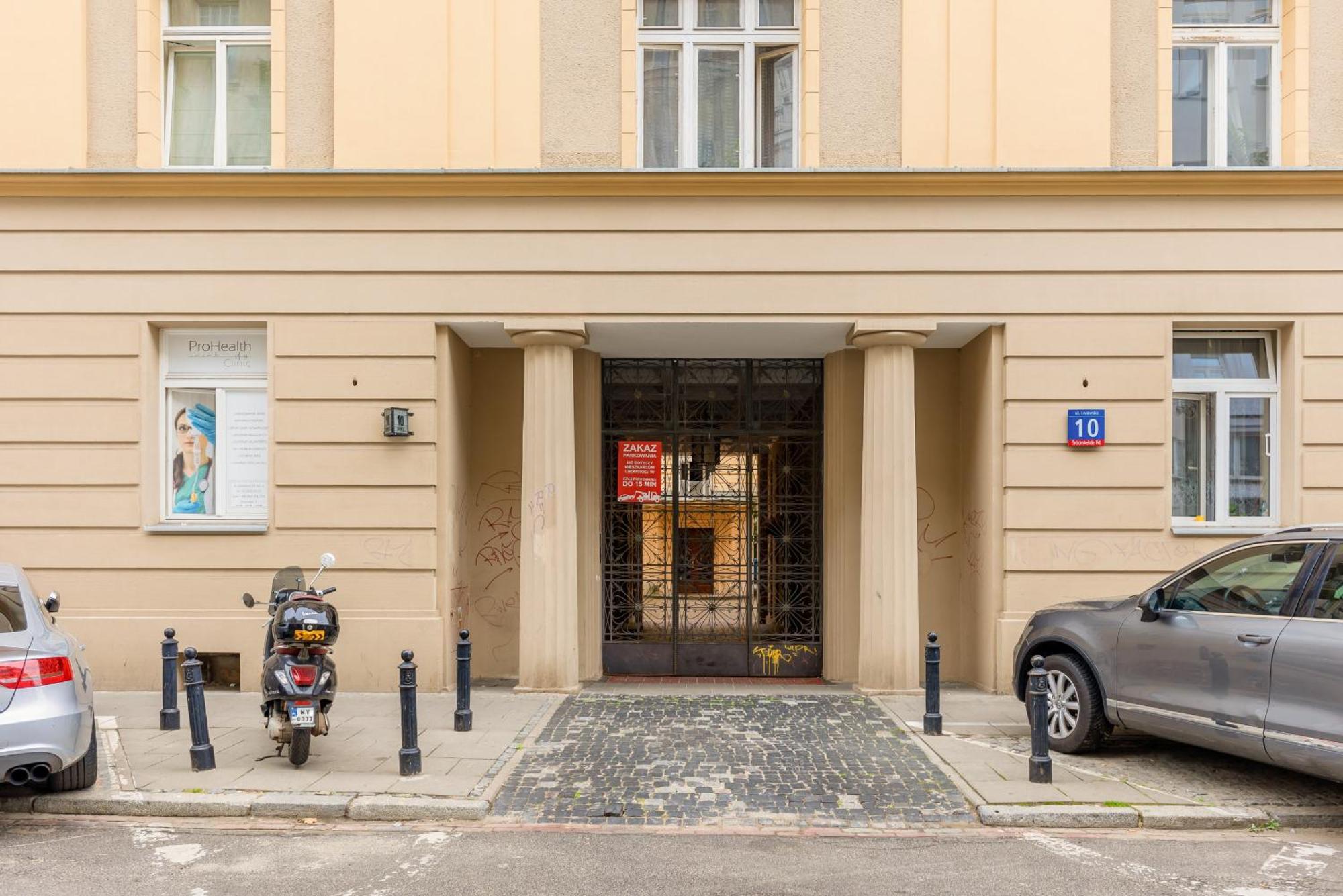 Sunny Lwowska Street Metro By Renters