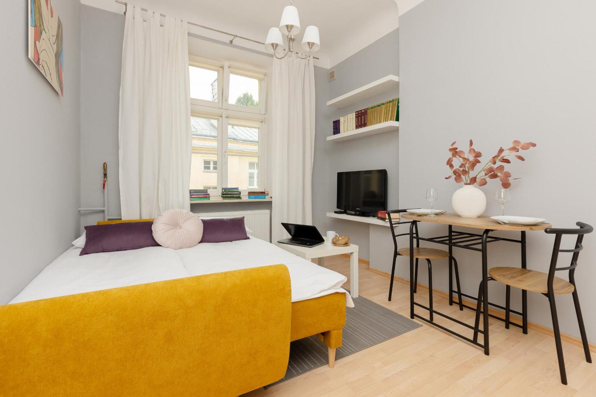 Sunny Lwowska Street Metro By Renters *