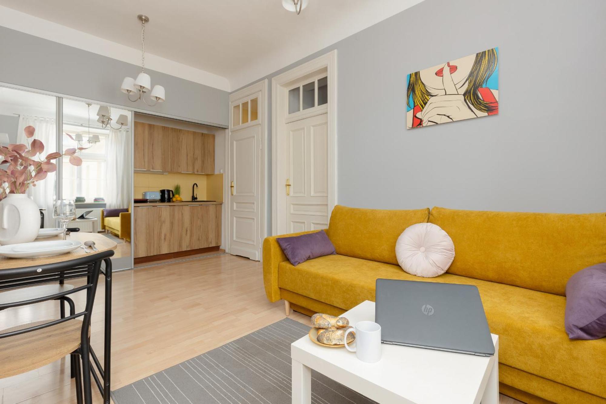 Sunny Lwowska Street Metro By Renters *