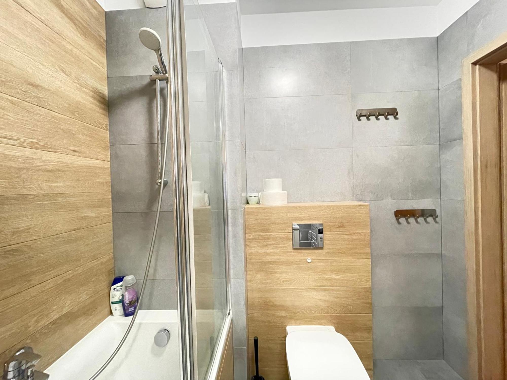 Apartament Superior Komputerowa, 4 Rooms, 3 Bedrooms, Airport-city Train, Metro! 24h Reception!