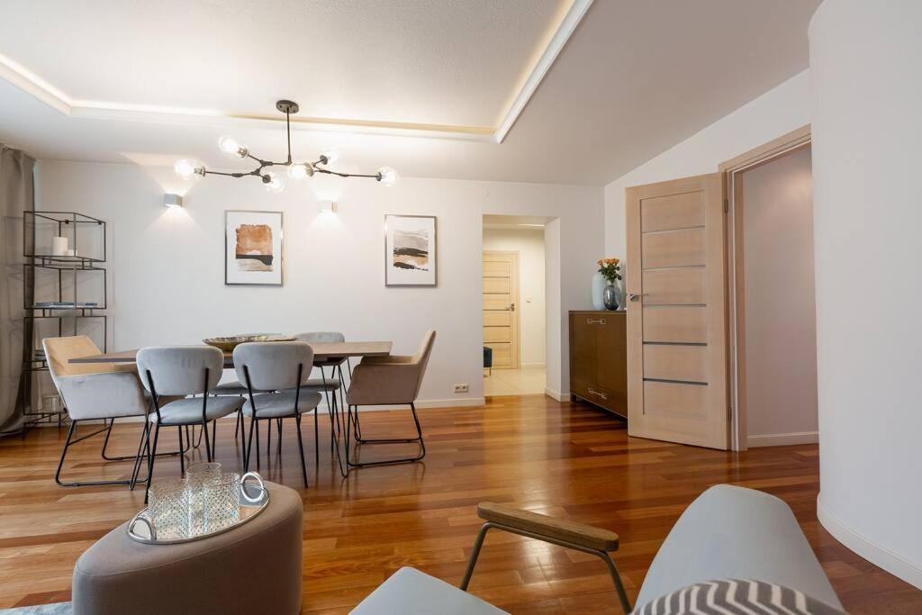 Apartamento Great 2 Bdr Apartment, Prestigious Location In The Center Of Warsaw. Varsóvia