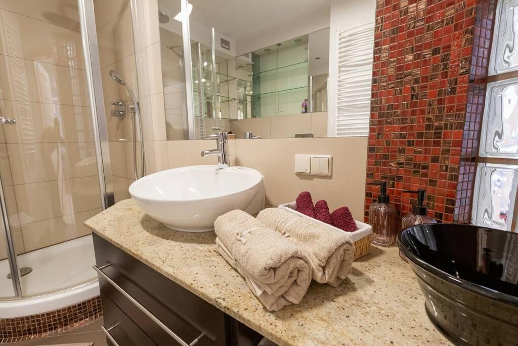 Great 2 Bdr Apartment, Prestigious Location In The Center Of Warsaw.