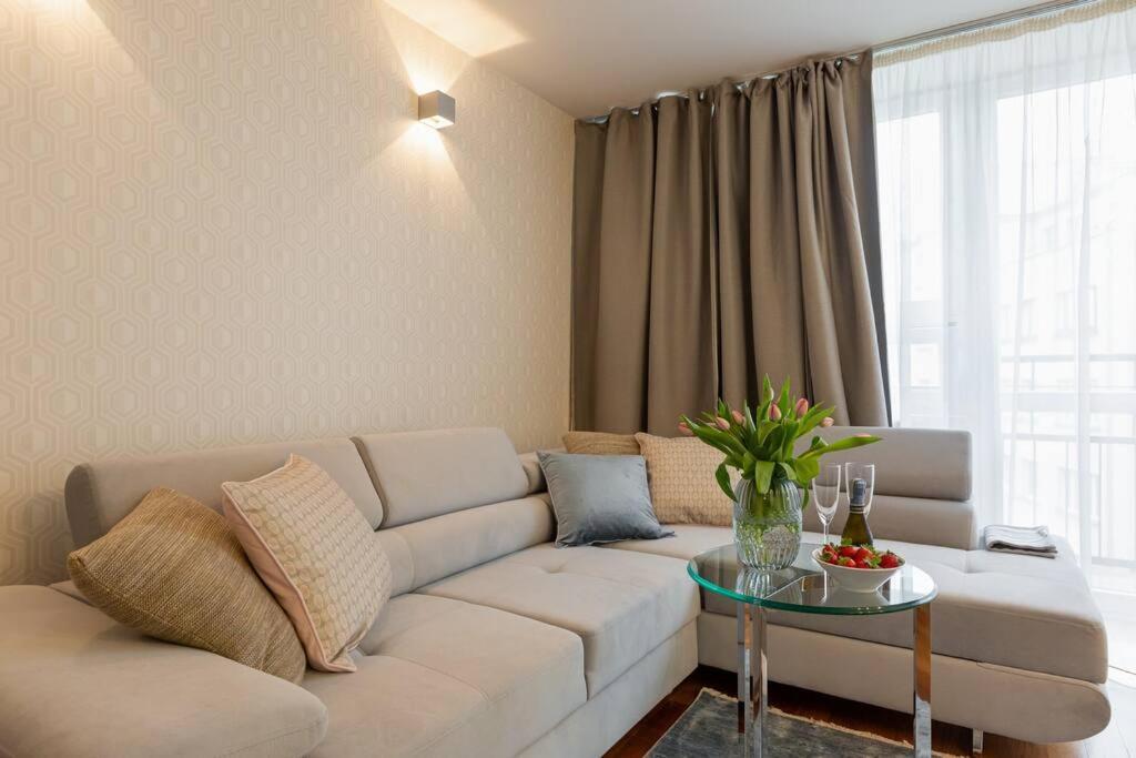 Great 2 Bdr Apartment, Prestigious Location In The Center Of Warsaw.