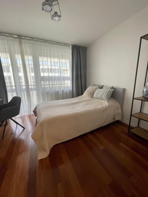 Great 2 Bdr Apartment, Prestigious Location In The Center Of Warsaw. Apartamento