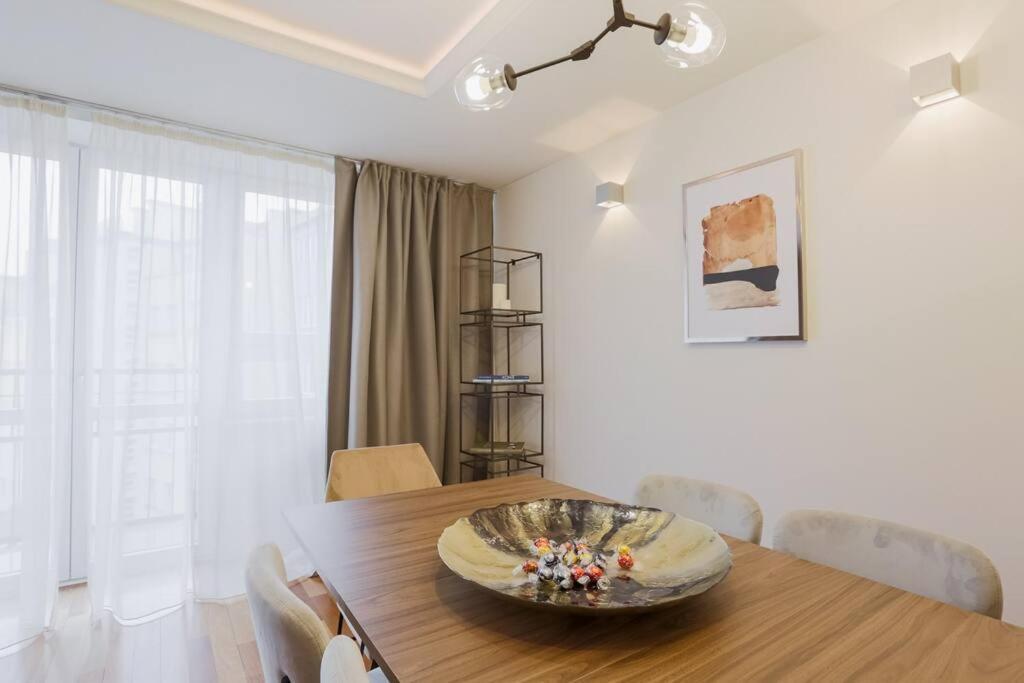 Apartamento Great 2 Bdr Apartment, Prestigious Location In The Center Of Warsaw. Varsóvia