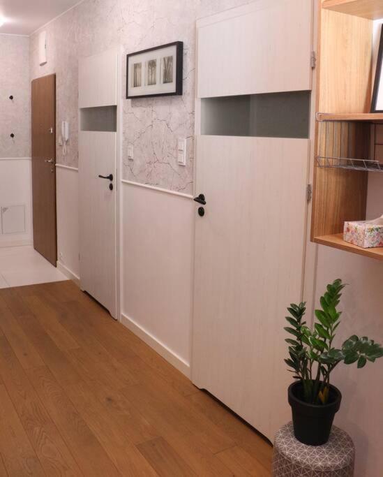 Comfy, Familly Friendly Apartment. Balcony. Garage. Căn hộ Warsaw