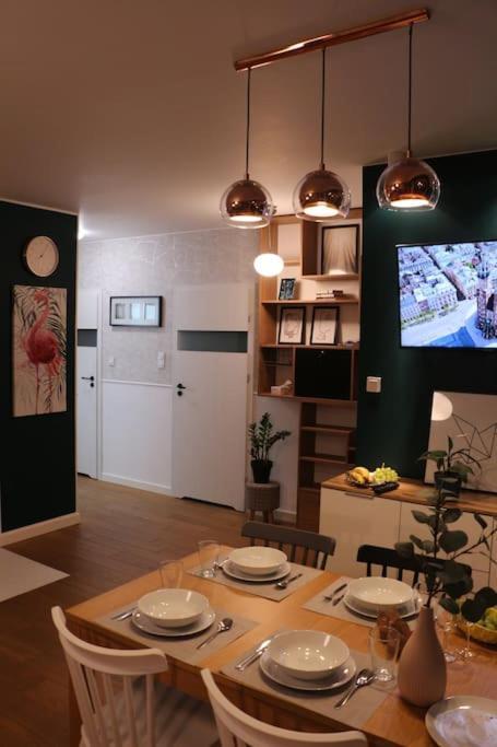 Căn hộ Comfy, Familly Friendly Apartment. Balcony. Garage. Warsaw