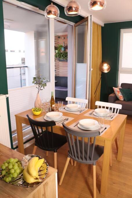 Căn hộ Comfy, Familly Friendly Apartment. Balcony. Garage. Warsaw