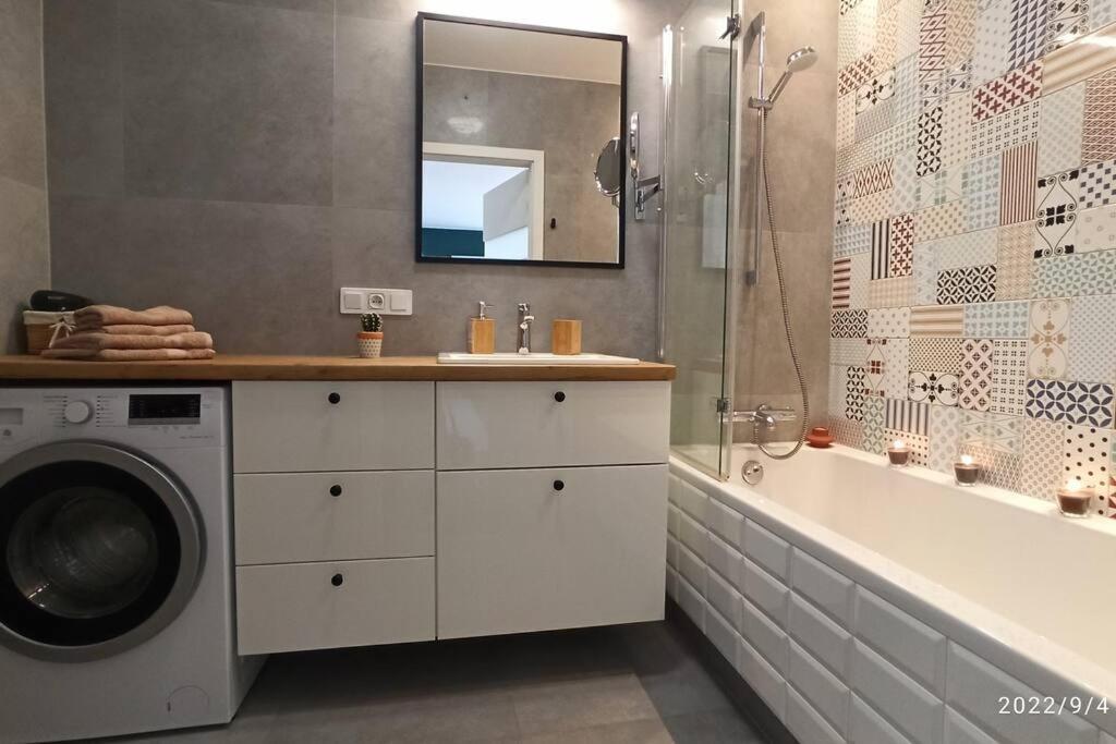 Comfy, Familly Friendly Apartment. Balcony. Garage. Căn hộ Warsaw