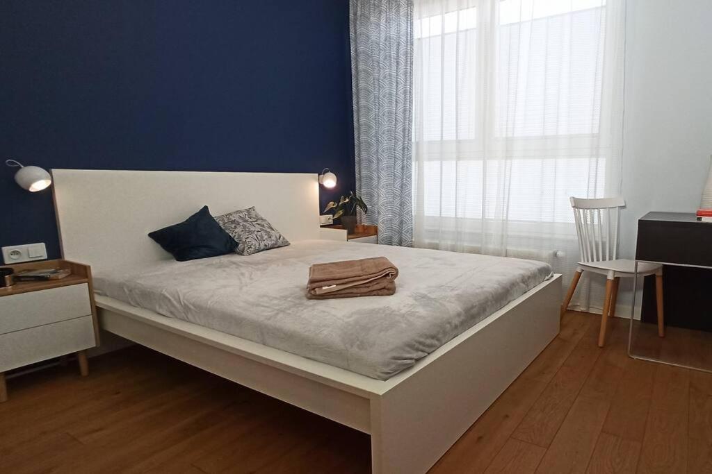 Comfy, Familly Friendly Apartment. Balcony. Garage. *