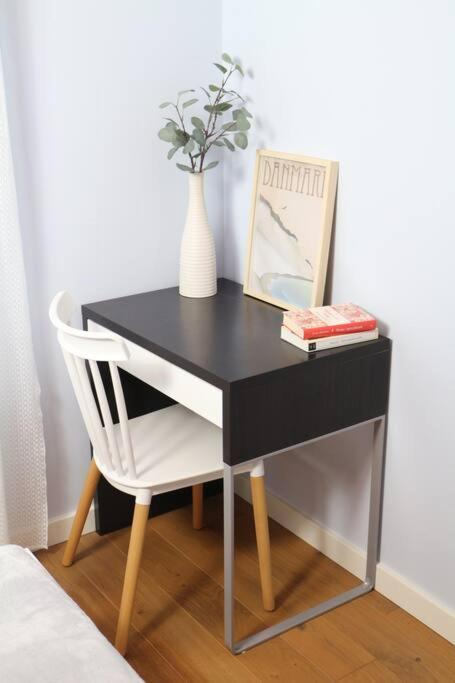 Comfy, Familly Friendly Apartment. Balcony. Garage. Warsaw