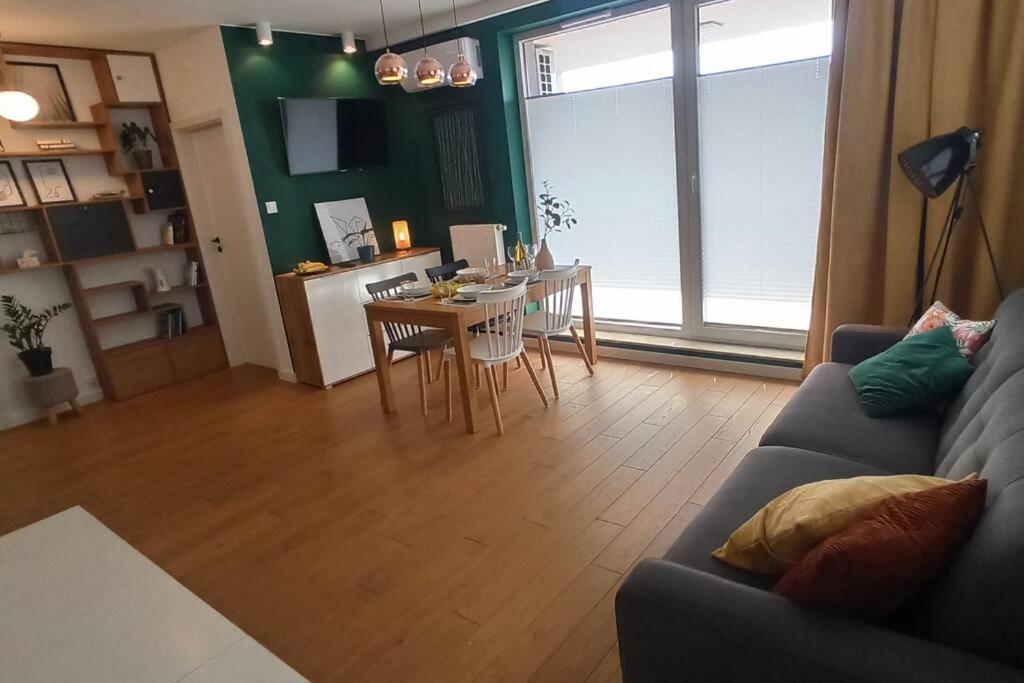 Comfy, Familly Friendly Apartment. Balcony. Garage.