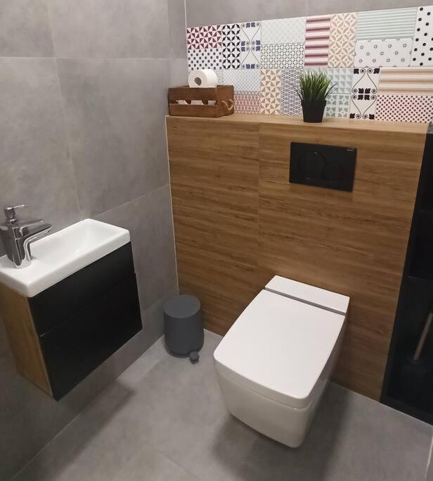 Comfy, Familly Friendly Apartment. Balcony. Garage. * Warsaw