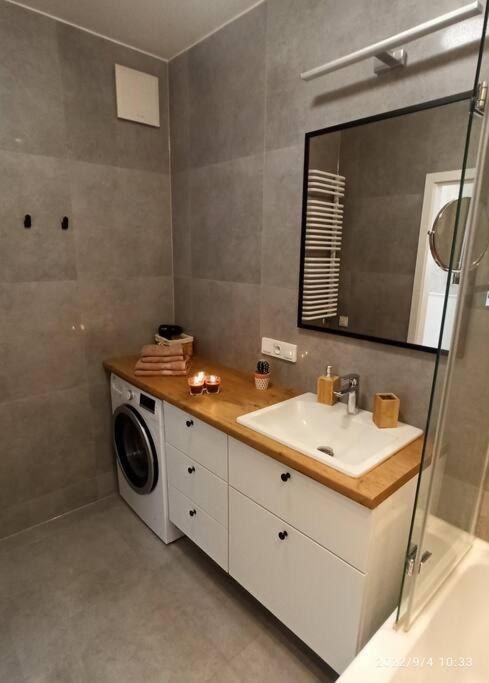 Comfy, Familly Friendly Apartment. Balcony. Garage. Căn hộ