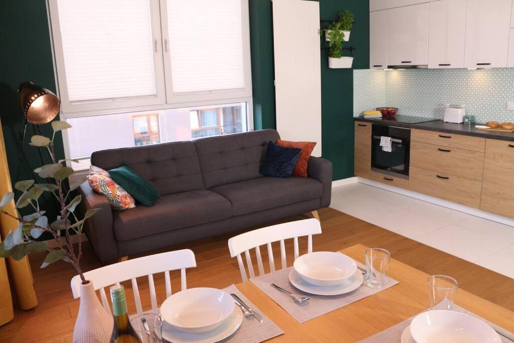 Comfy, Familly Friendly Apartment. Balcony. Garage. * Warsaw
