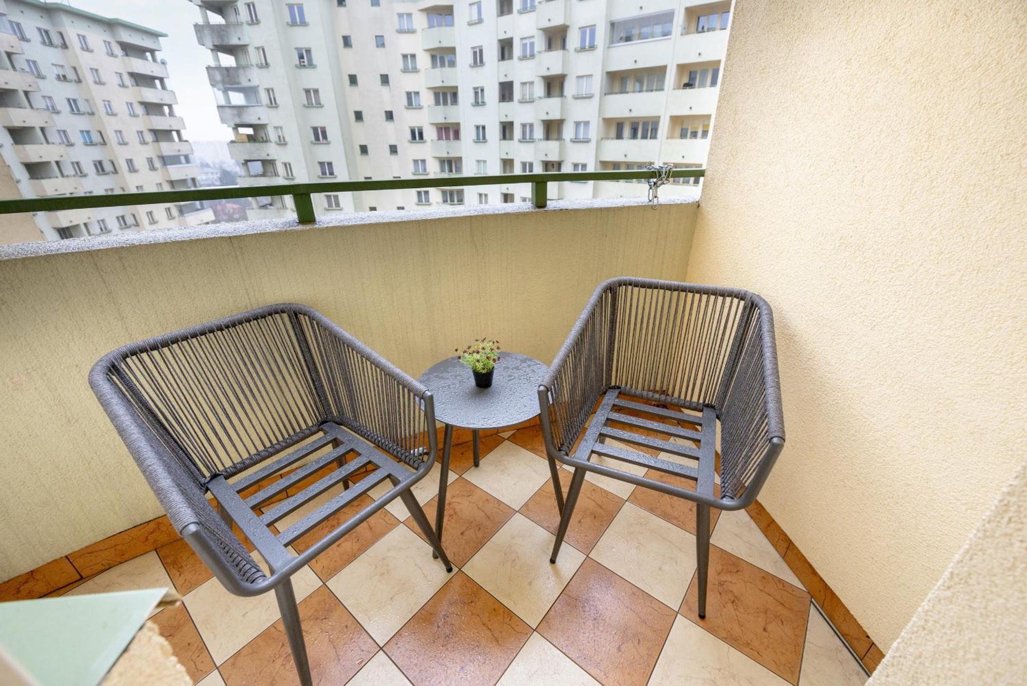 Bukowinska With Balcony And Parking And Swimming Pool By Renters * Warszawa