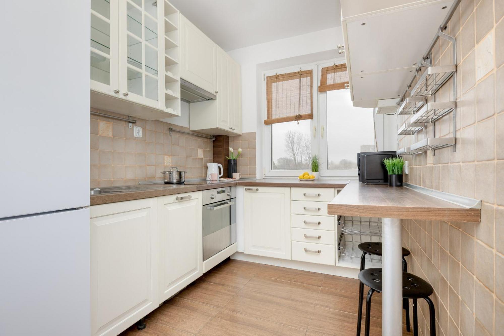 Spacious With Three Bedrooms In By Renters *