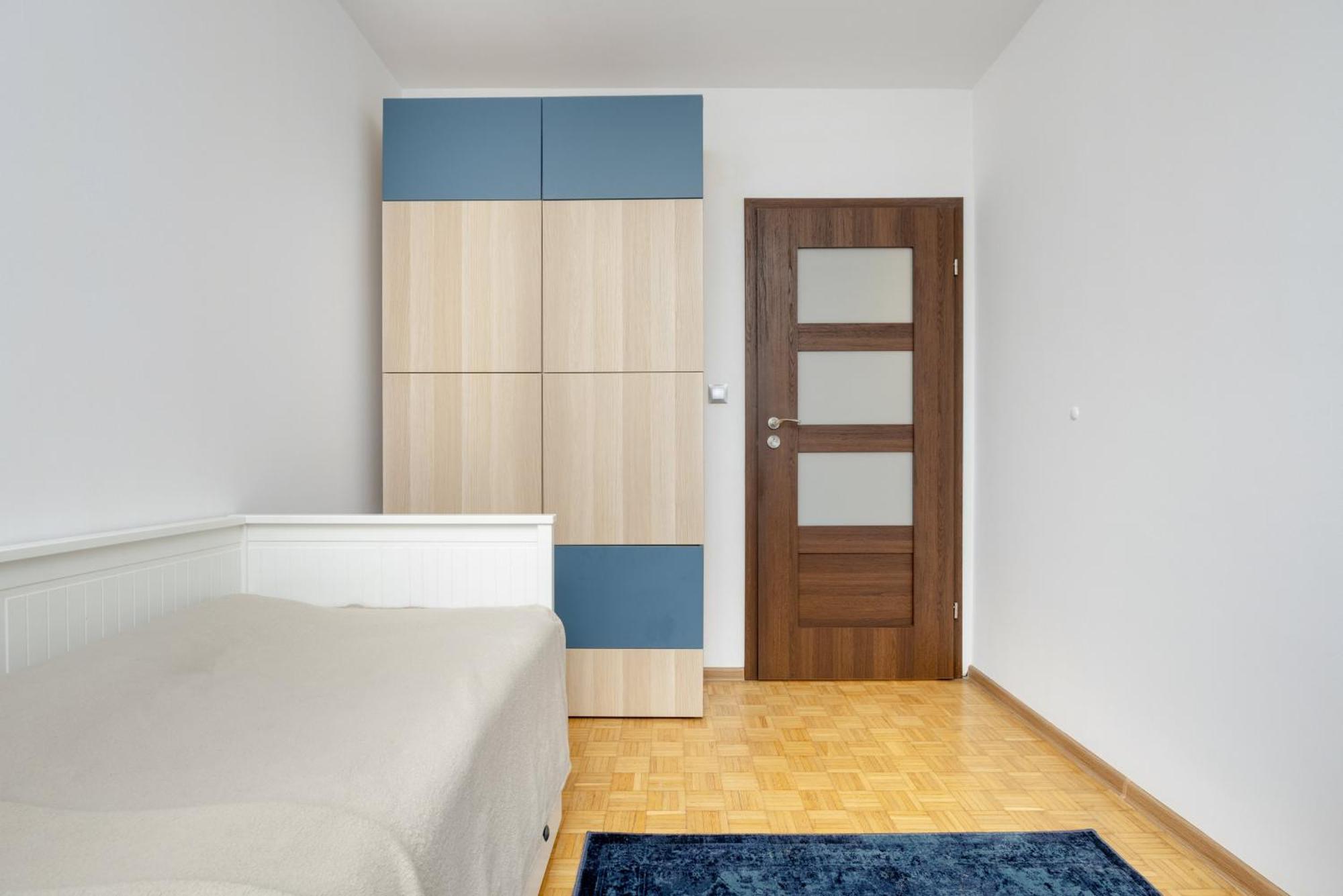 Spacious With Three Bedrooms In By Renters
