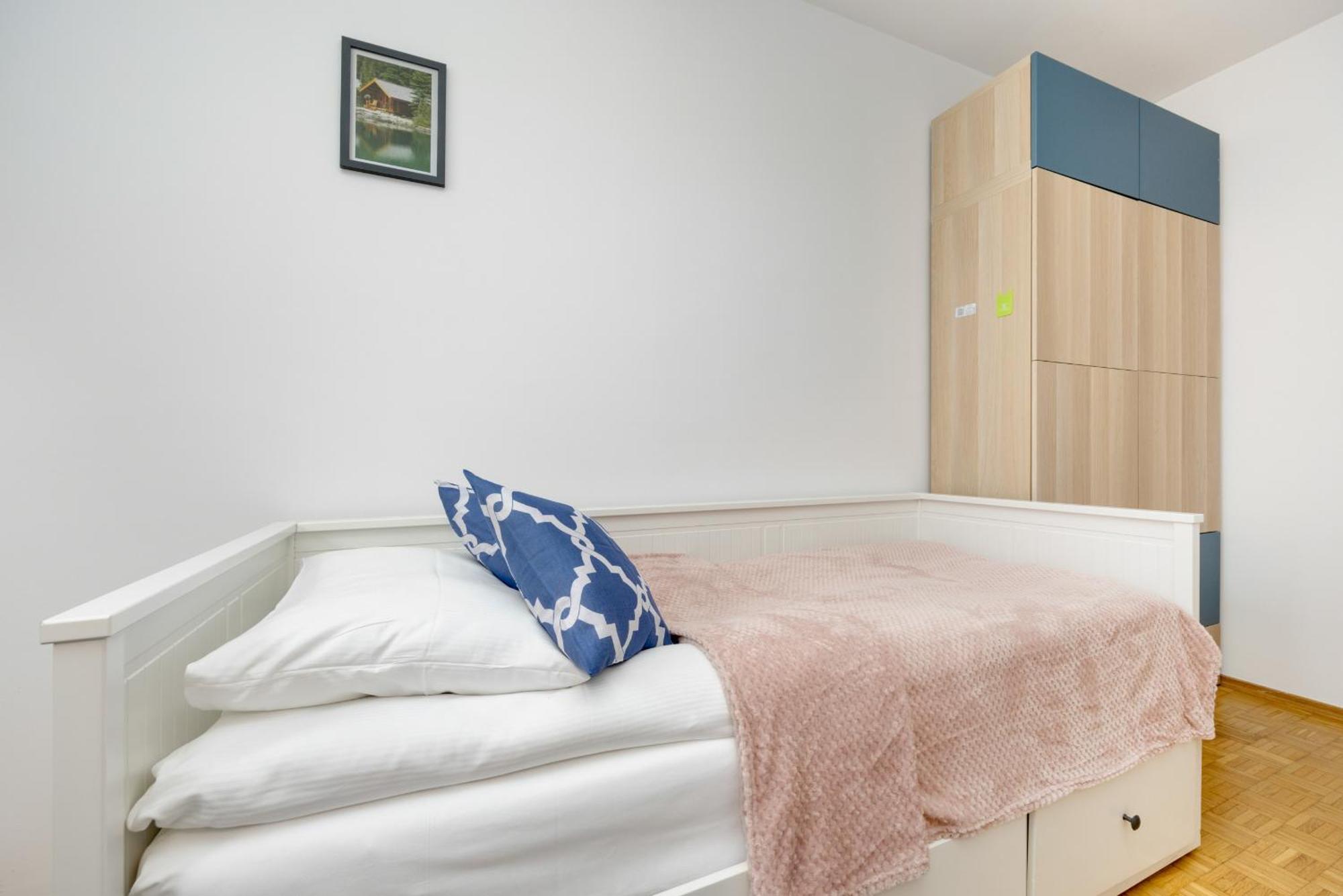 Spacious With Three Bedrooms In By Renters Apartament *