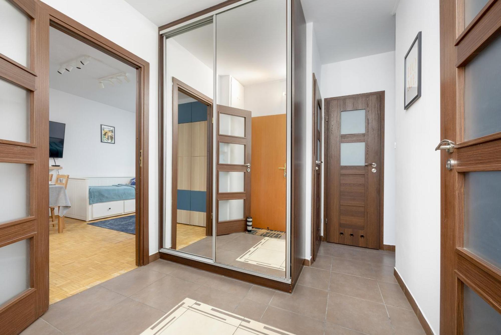 Apartament Spacious With Three Bedrooms In By Renters Warszawa