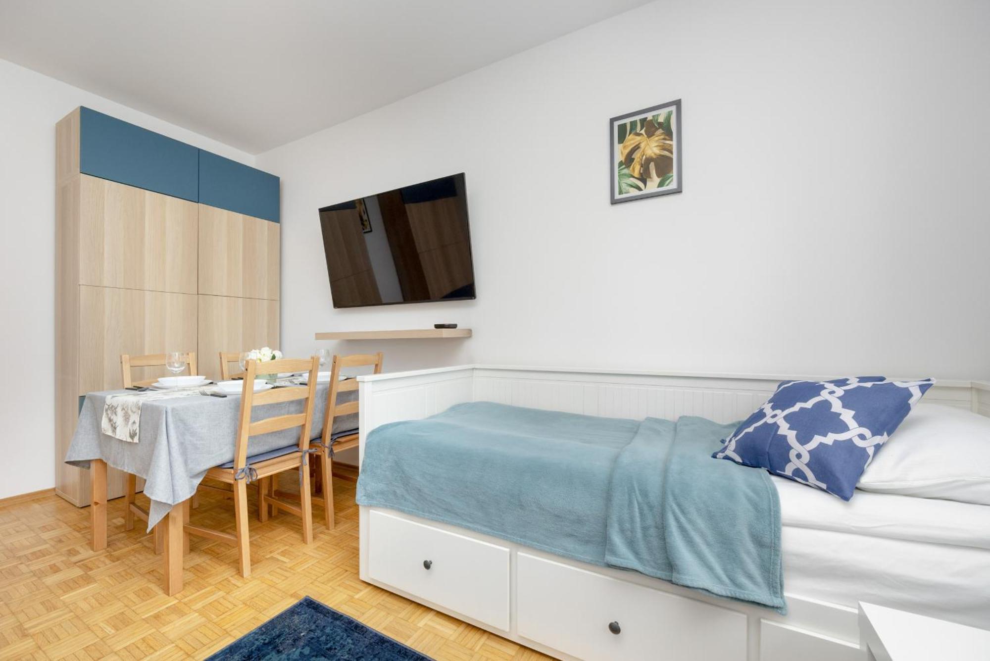 Spacious With Three Bedrooms In By Renters Warszawa