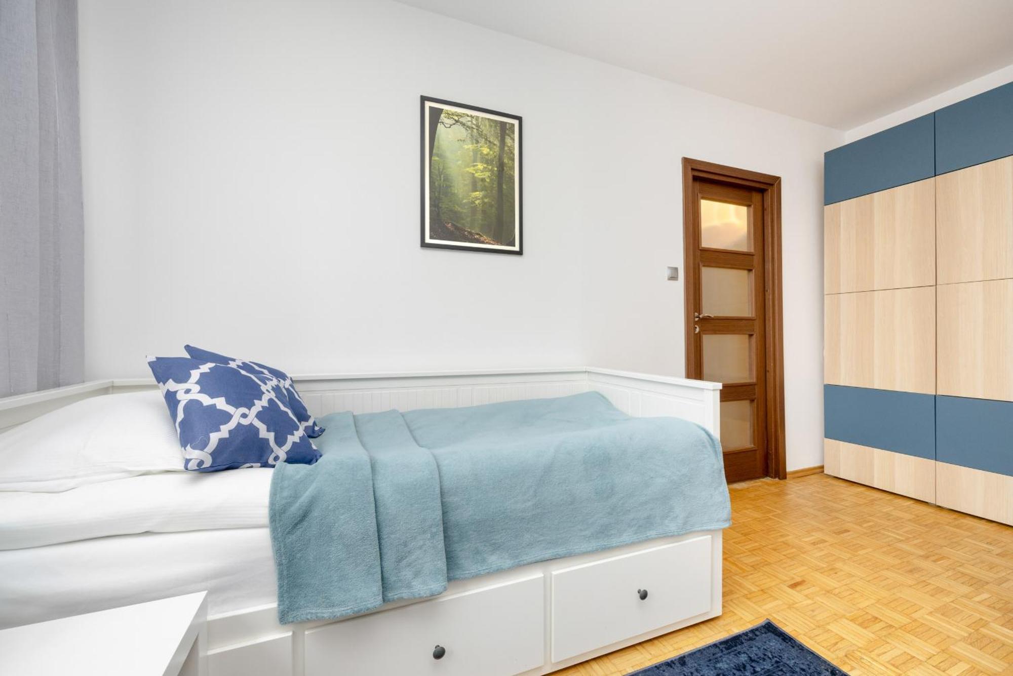 Spacious With Three Bedrooms In By Renters