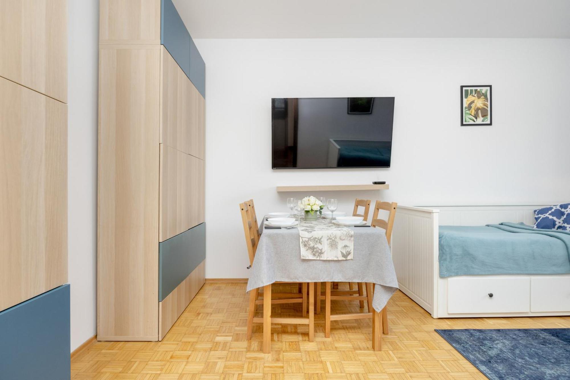 Spacious With Three Bedrooms In By Renters Warszawa