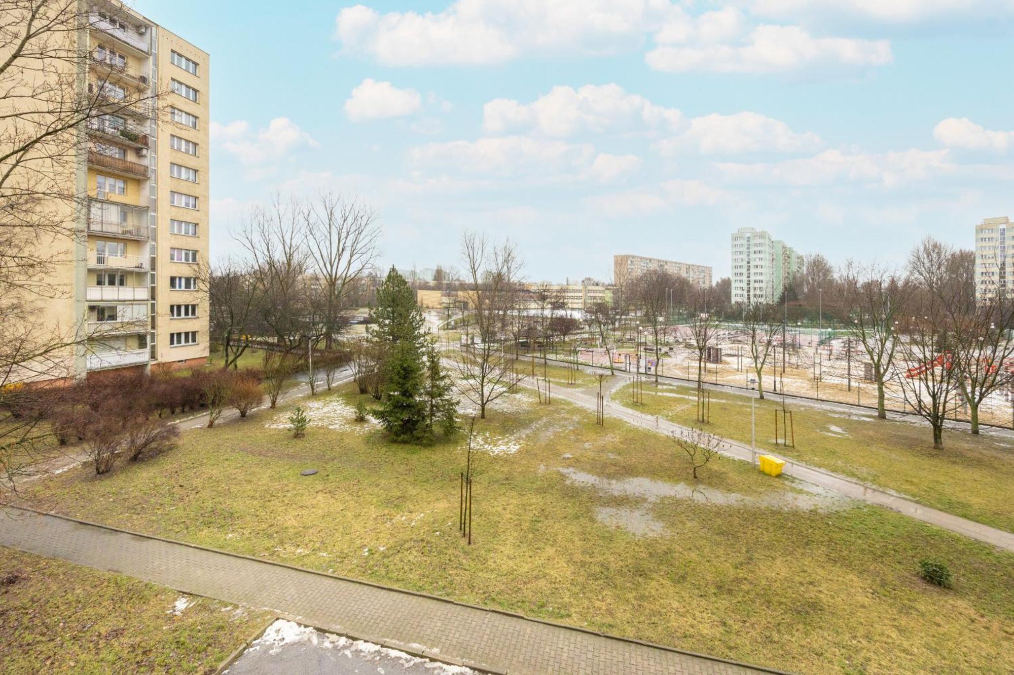 Spacious With Three Bedrooms In By Renters Apartament