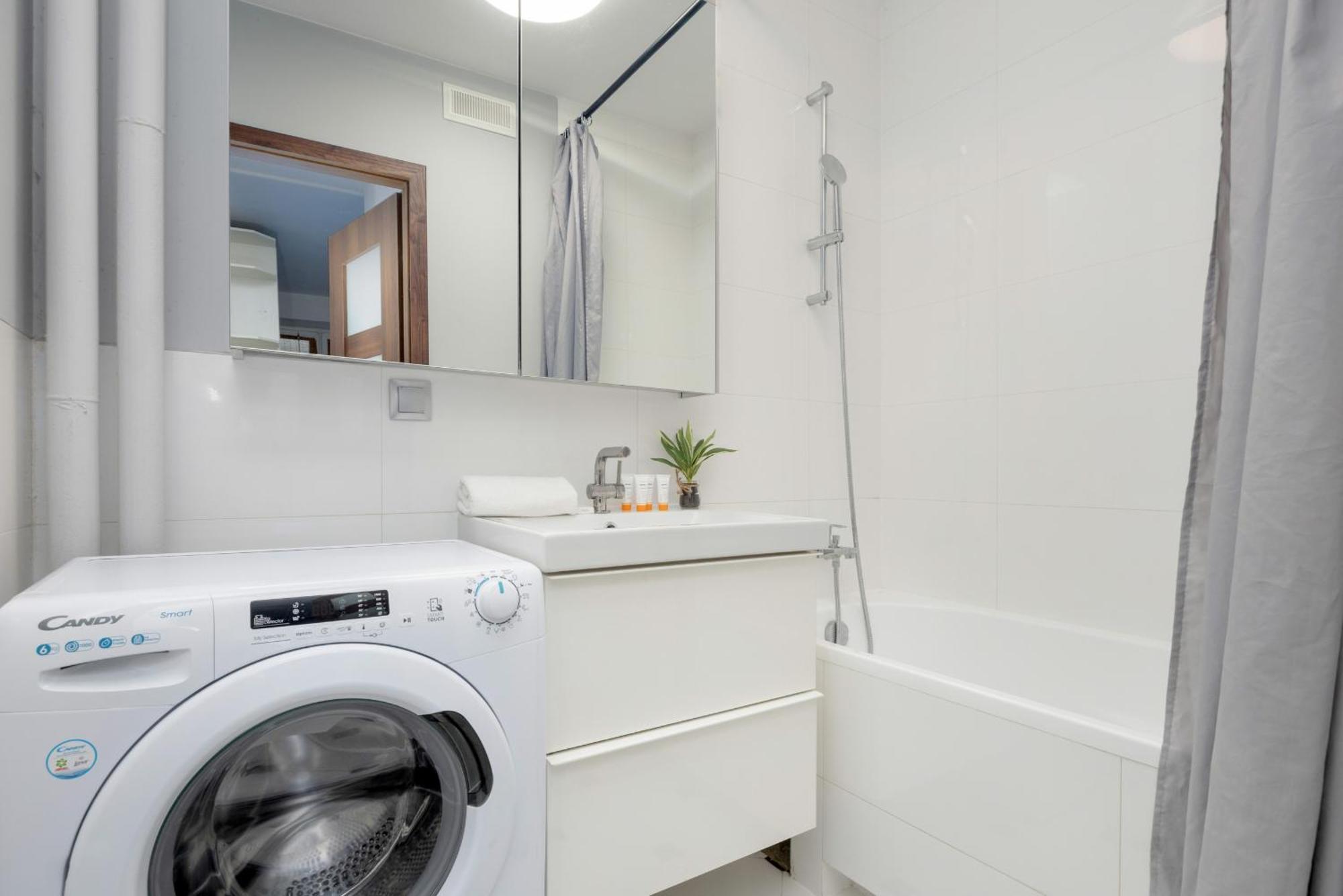Spacious With Three Bedrooms In By Renters