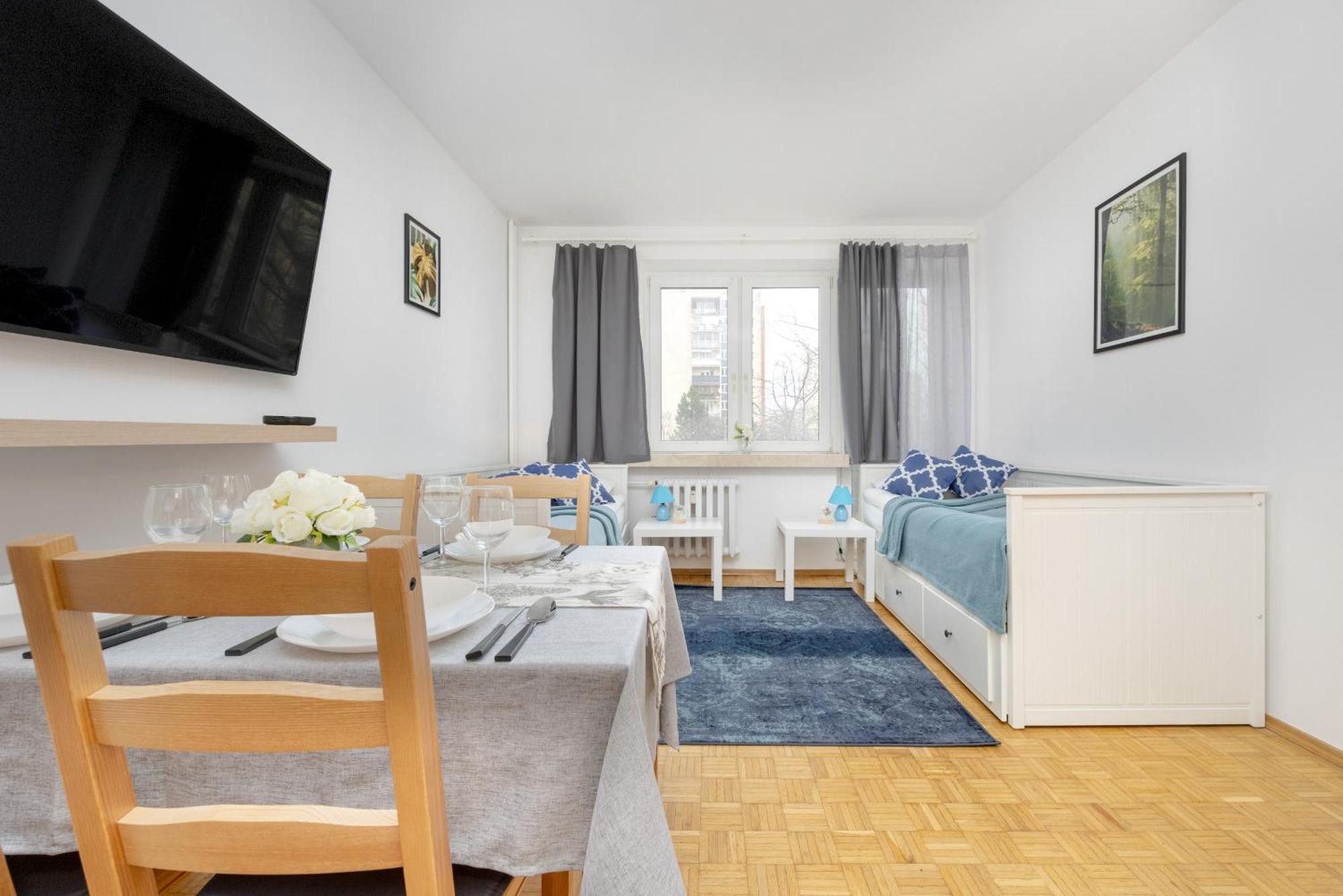 Spacious With Three Bedrooms In By Renters Apartament