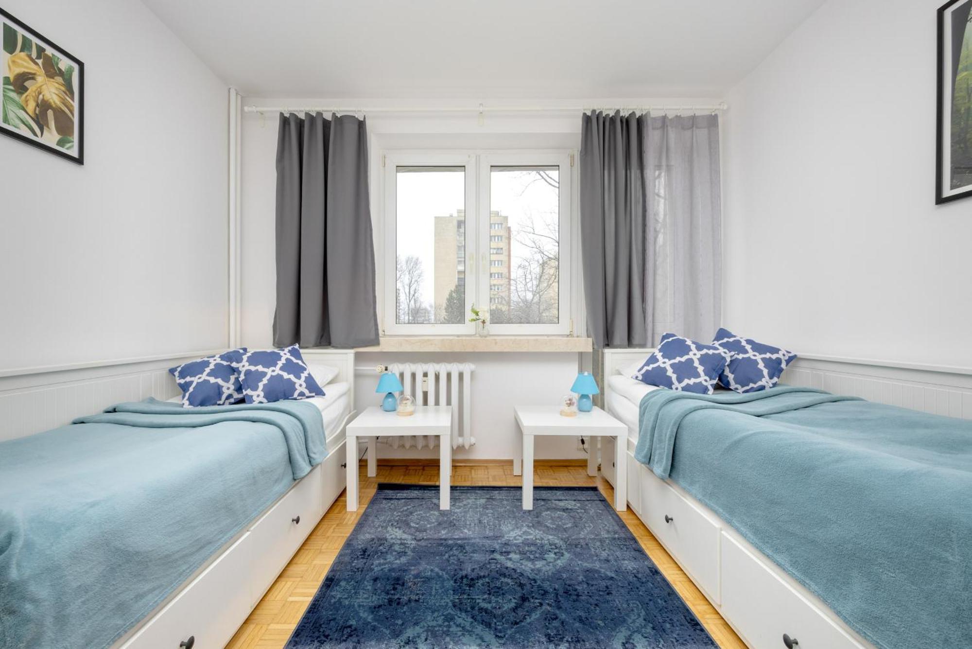Spacious With Three Bedrooms In By Renters *