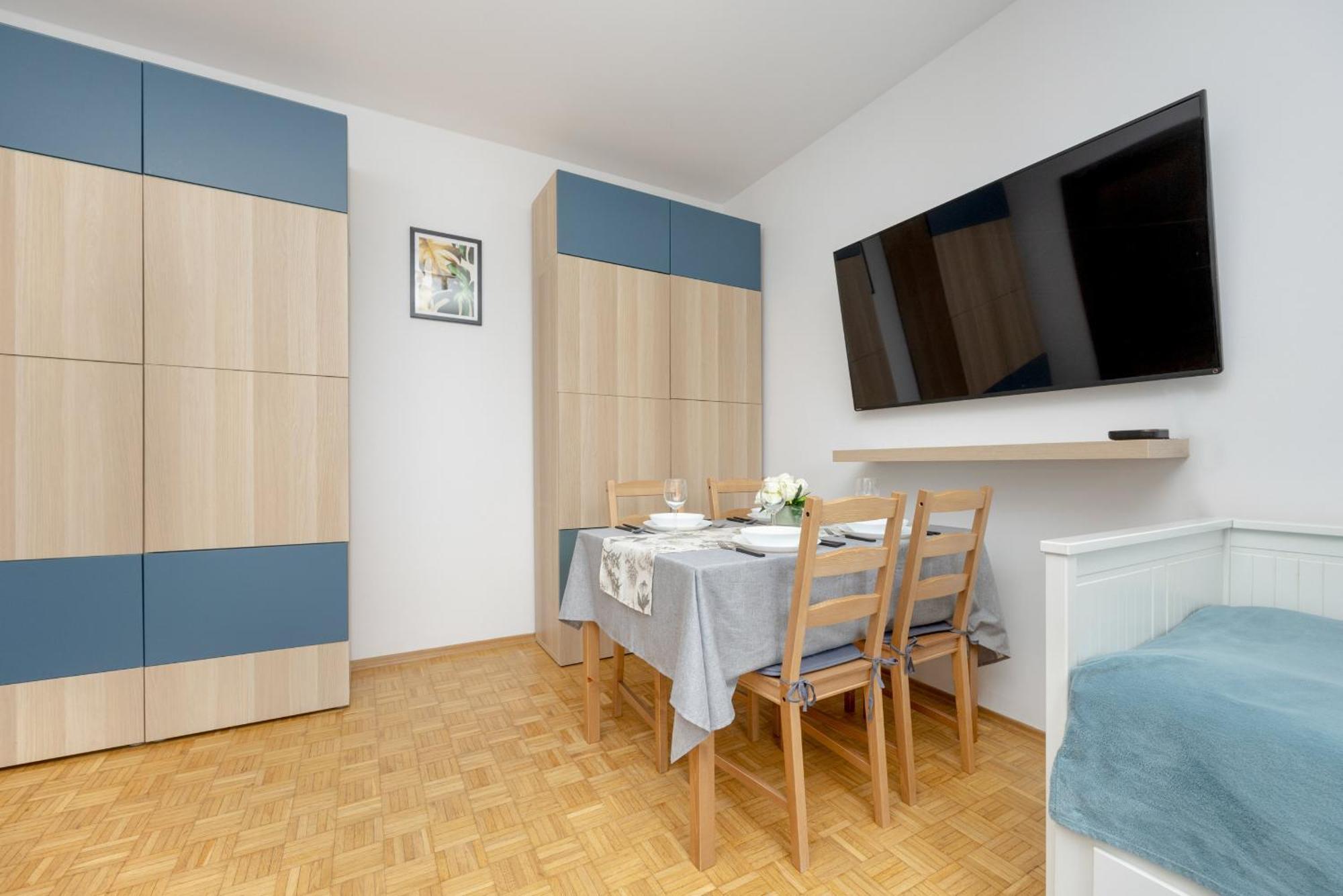 Spacious With Three Bedrooms In By Renters Apartament *