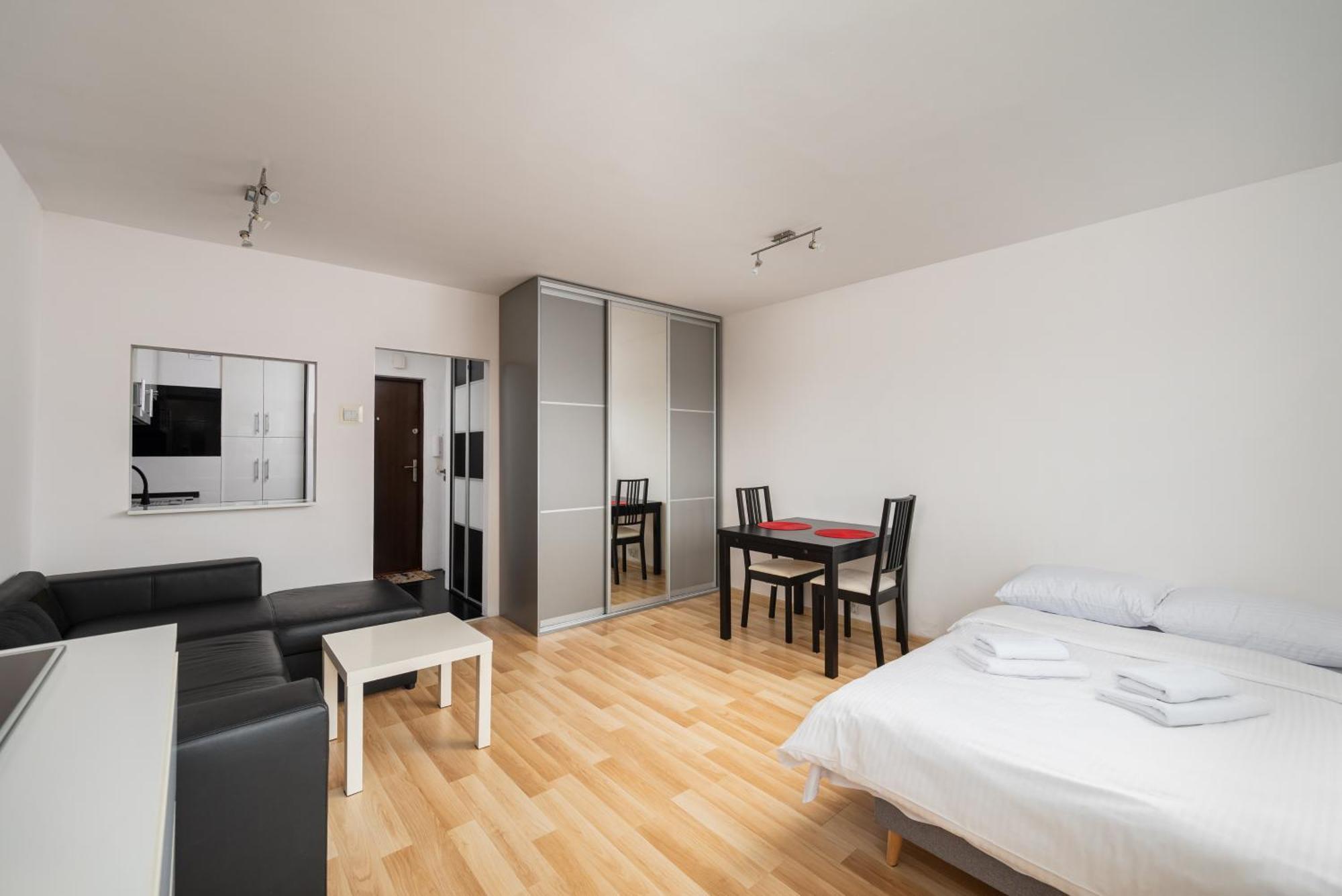 Sadyba Black & White Studio Apartment Warsaw