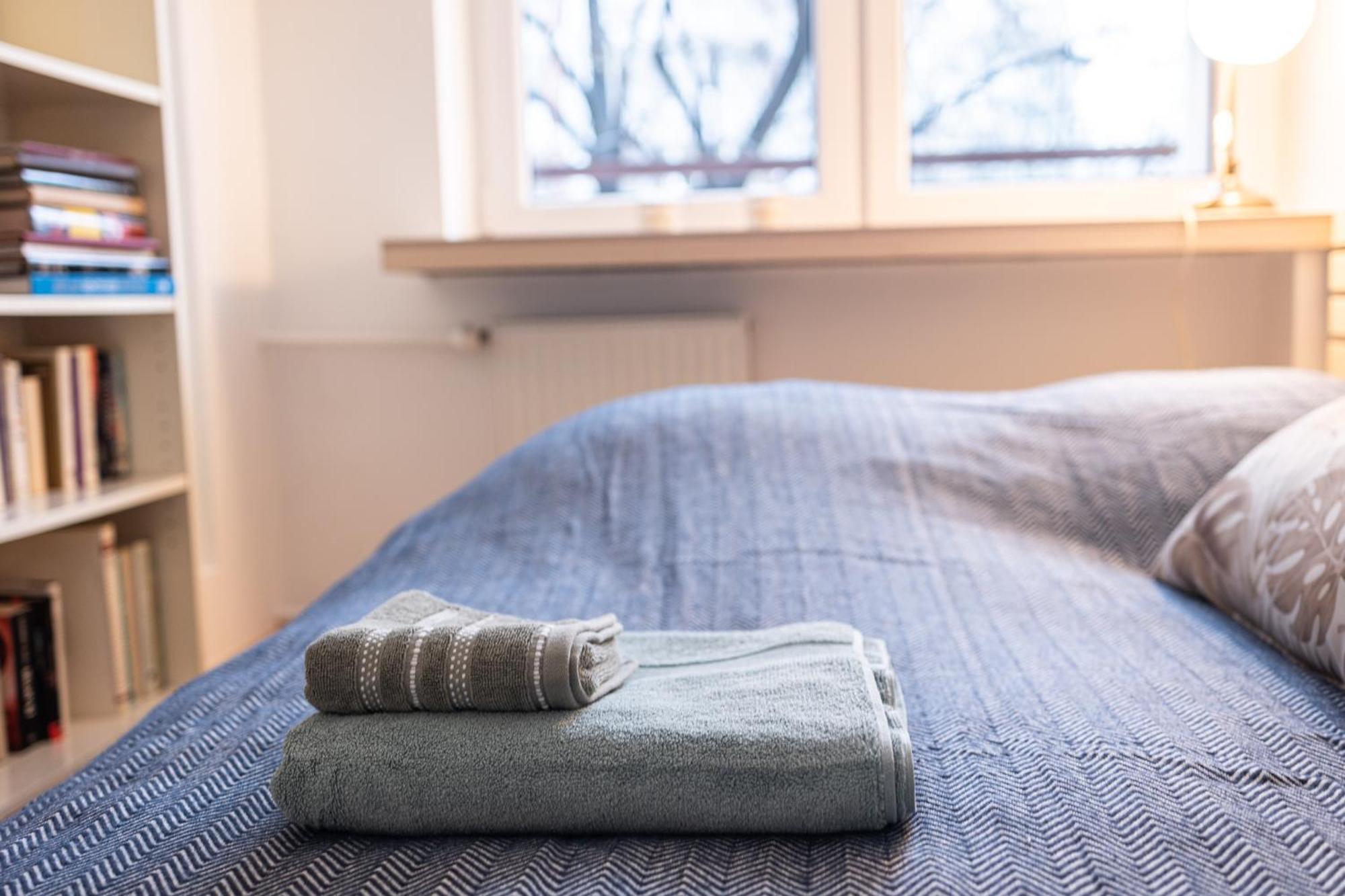 Book A Book - In The City Center Apartment