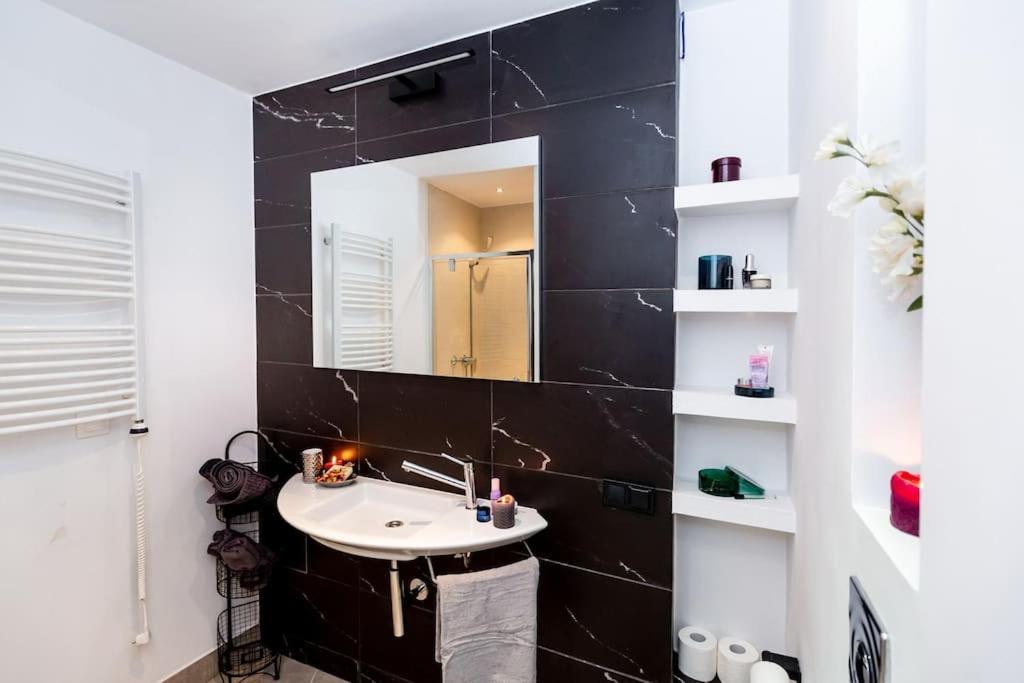 Elegant And Cozy In The Amazing Part Of Downtown