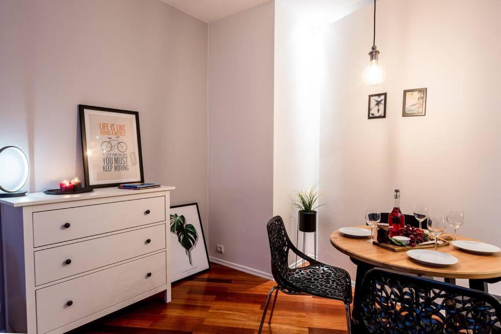 Elegant And Cozy In The Amazing Part Of Downtown Apartment Warsaw