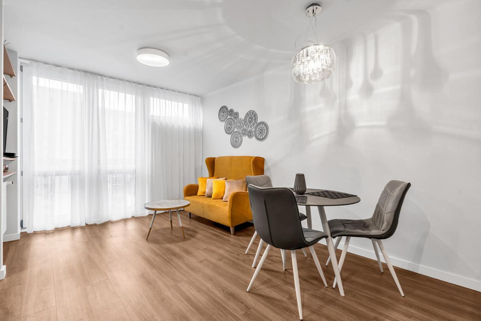 Apartment Park Mirowski Yellow