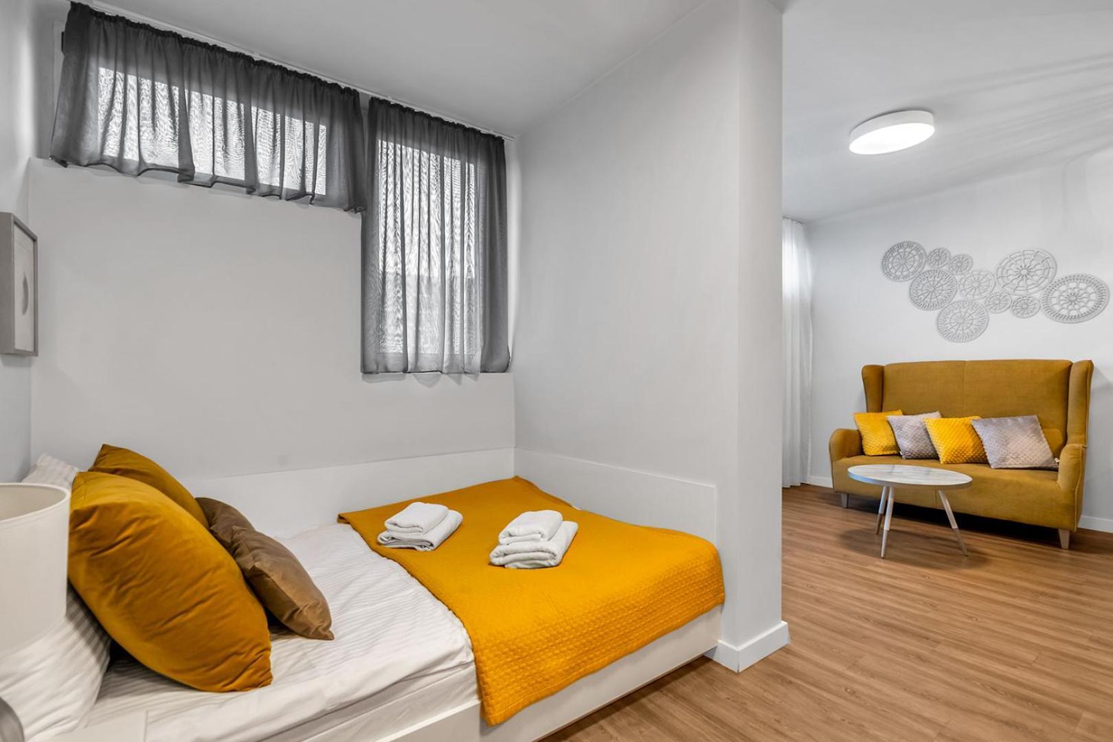 Park Mirowski Yellow Apartment *