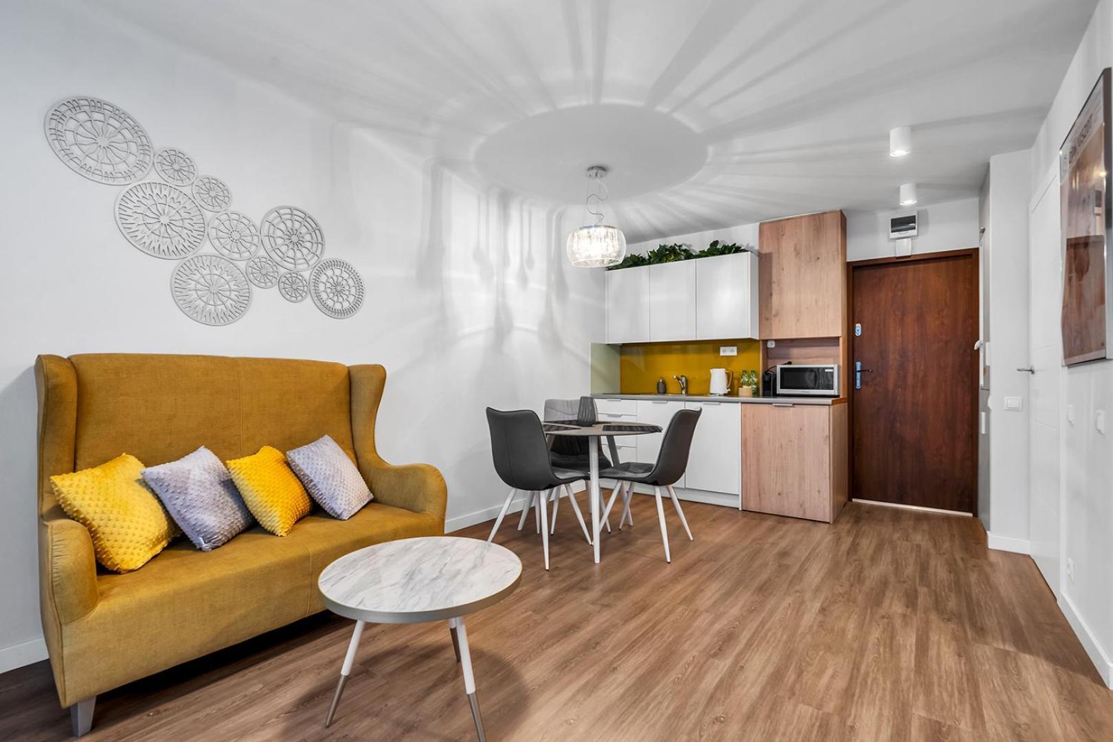 Park Mirowski Yellow Apartment Warsaw
