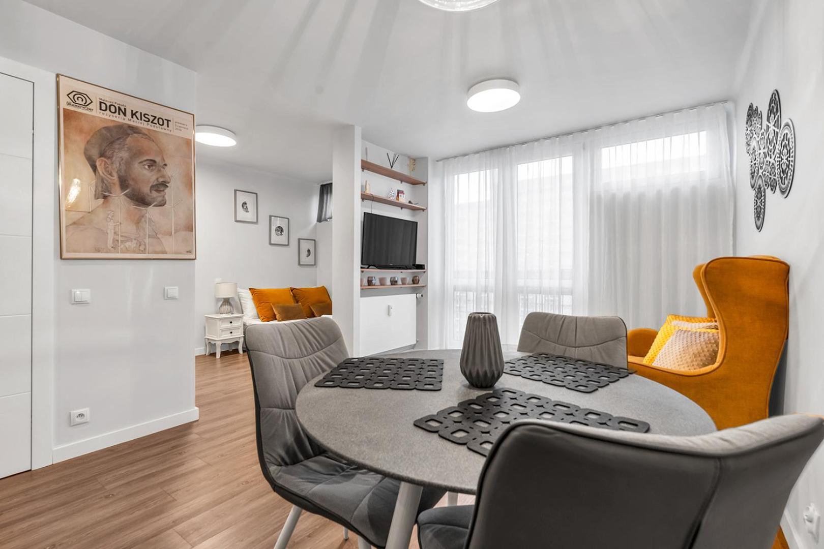 Apartment Park Mirowski Yellow *