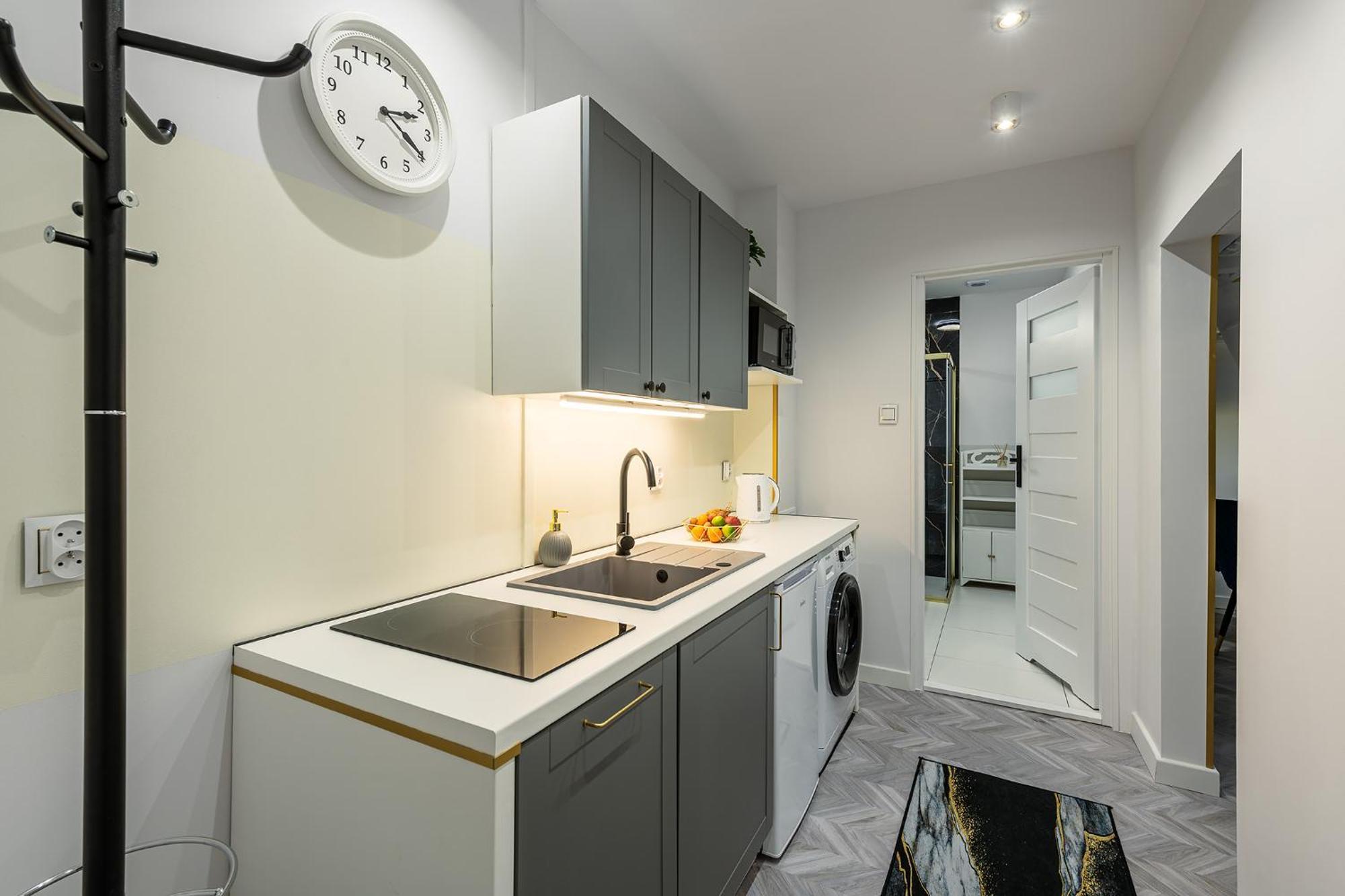 Stylish In The Center By Renters Apartment