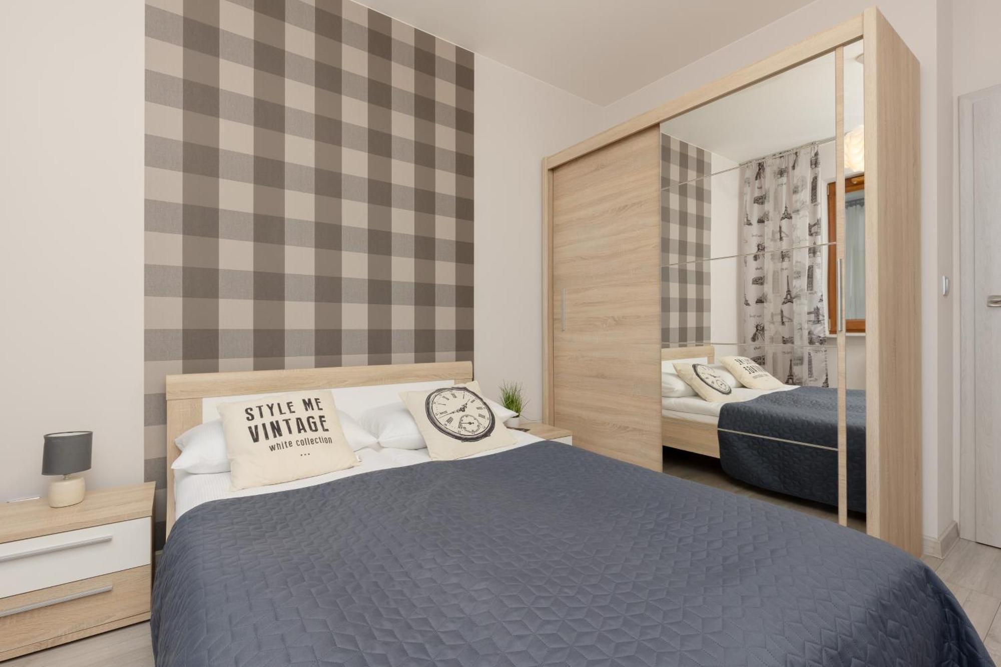 Lazurowa Street Parking & Balcony By Renters *