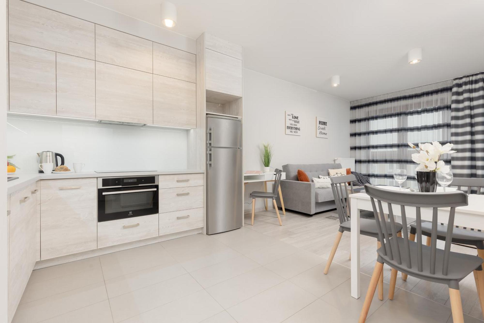 Lazurowa Street Parking & Balcony By Renters Varsóvia