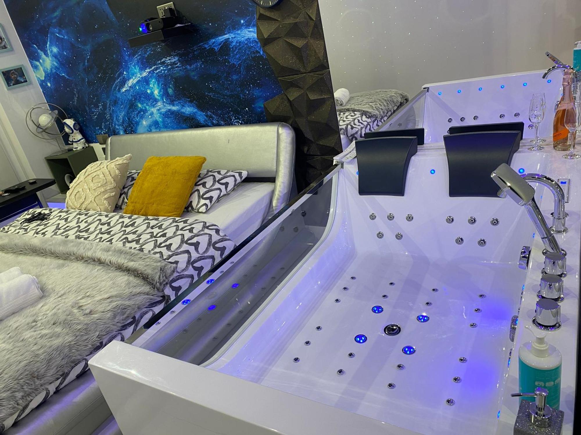 House: With Jacuzzi, Prosecco & Wellness Facilities Apartment Warsaw