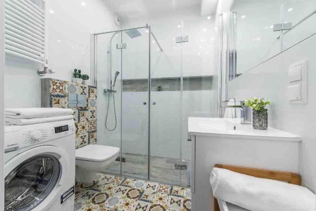 Cybernetyki Business Centre, Chopin Airport, Parking Apartament *