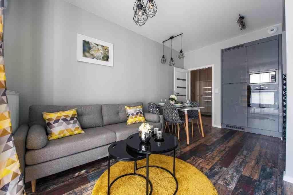 Cybernetyki Business Centre, Chopin Airport, Parking Apartament